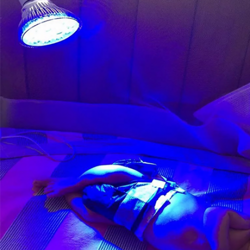 LED лампа фототерапии на кровати